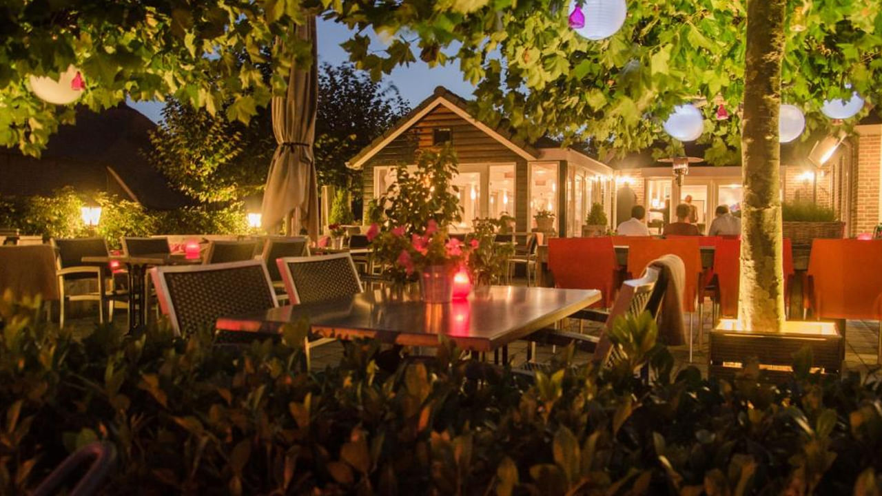 గీథోర్న్, నెదర్లాండ్స్: "ఉత్తర వెనిస్"గా పిలువబడే ఈ గ్రామం, కాలువలు, వంపుతిరిగిన చెక్క వంతెనలు, మనోహరమైన గడ్డి పైకప్పు గల కుటీరాలతో సంధ్యా సమయంలో రొమాంటిక్‎గా, ప్రశాంతంగా మారుతుంది.