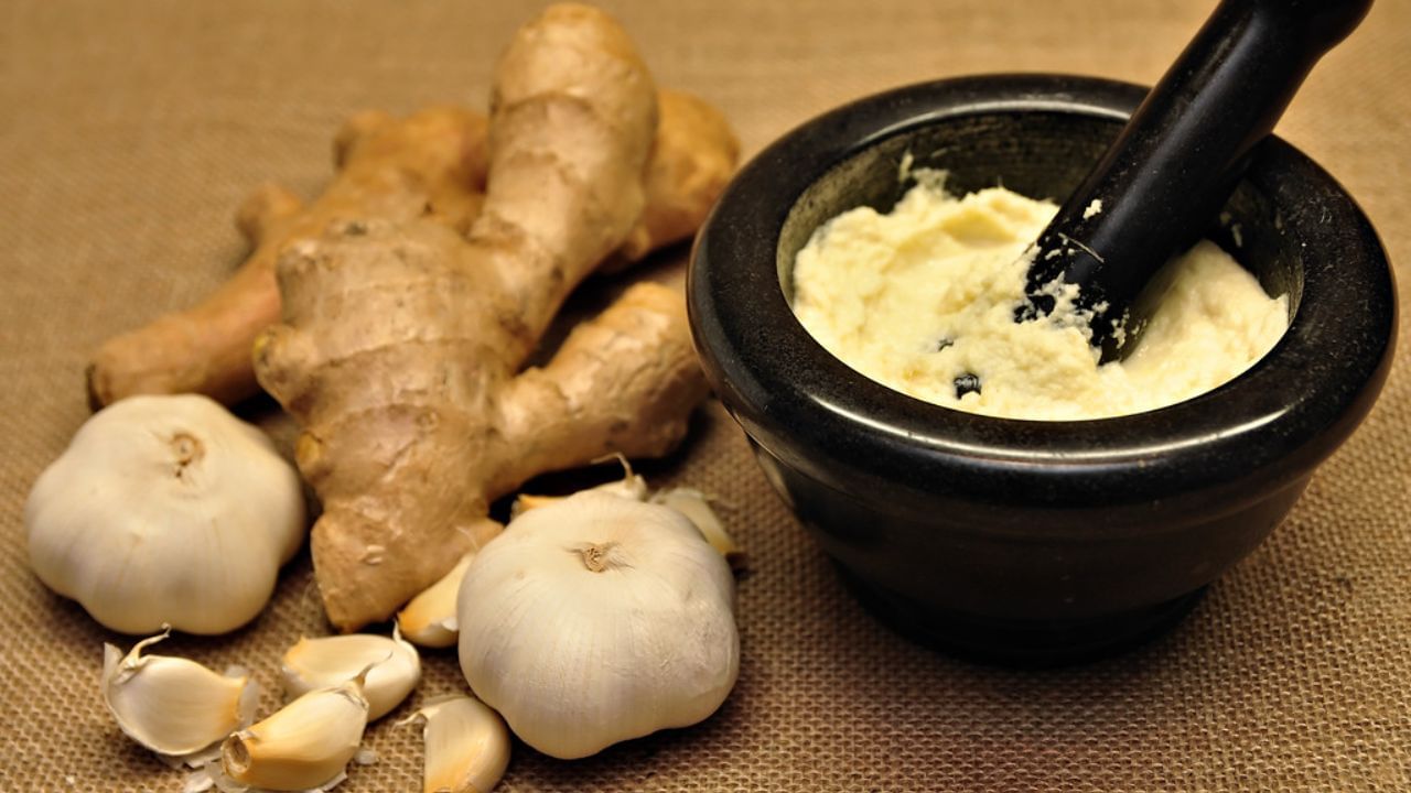 ఇది రక్తంలో చక్కెర స్థాయిలను నియంత్రించి డయాబెటిక్ రోగులకు మేలు చేస్తుంది. ఉదయం ఖాళీ కడుపుతో అల్లం తినడం లేదా అల్లం నీరు తాగడం శరీర డిటాక్స్‌కు సహాయపడుతుంది. ఒక నెలపాటు ప్రతిరోజూ అల్లం తినడం వల్ల శరీరంలోని చెడు కొలెస్ట్రాల్ తగ్గుతుంది. అల్లంలోని పదార్థాల వల్ల రక్తంలో ట్రైగ్లిజరైడ్‌ల పరిమాణం తగ్గుతుంది.