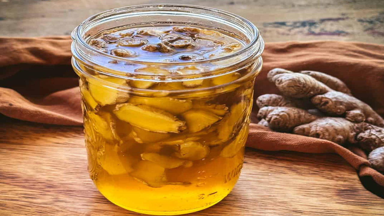 అల్లం, తేనె కలిసి సహజ నొప్పి నివారిణిగా పని చేస్తాయి. ఈ మిశ్రమం ఆకలిని పెంచుతుంది. గొంతు నొప్పి నుండి ఉపశమనం కలిగిస్తుంది. తేనె, అల్లం మిశ్రమం జీర్ణ వ్యవస్థను మెరుగుపరుస్తుంది. గట్ హెల్త్ కు సహాయ పడుతుంది. అల్లం లోని సహజ జీర్ణ లక్షణాలు ఇందుకు దోహదపడుతాయి.