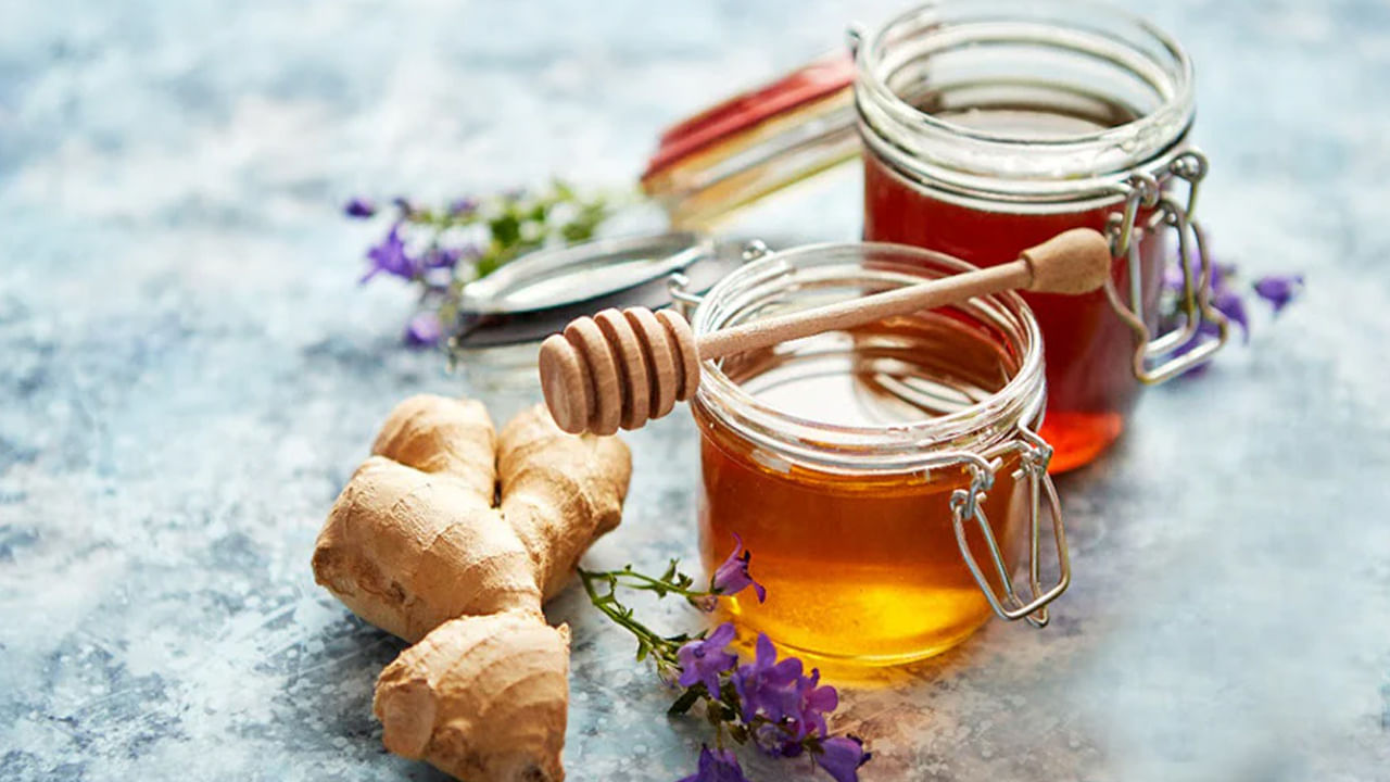 తేనెలో క్యాల్షియం, ఐరన్, సోడియం, ఫాస్ఫరస్, సల్ఫర్, పొటాషియం వంటి ఖనిజ లవణాలతో పాటు విటమిన్ సి, విటమిన్ బి వంటి విటమిన్లు, ప్రొటీన్లు ఉంటాయి. నోటి దుర్వాసన పోగొట్టేందుకు అల్లం చక్కని విరుగుడుగా పనిచేస్తుంది. అల్లం, తేనె కలిపి తీసుకోవటం వల్ల గొంతులోని శ్లేష్మాన్ని తొలగిస్తుంది. అల్లం రోగ నిరోధక లక్షణాలతో కలిసి ఈ మిశ్రమం దగ్గు, జలుబుకు సమర్థవంతమైన సహజ నివారిణిగా పనిచేస్తుంది.