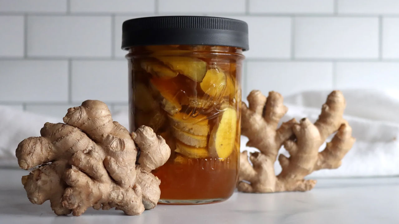 అల్లం, తేనె మిశ్రమంలో యాంటీఆక్సిడెంట్ గుణాలు పుష్కలంగా ఉంటాయి. అల్లం, తేనె కలిపి తీసుకుంటే.. ఎన్నో ఆరోగ్య సమస్యలకు ఔషదంలా పనిచేస్తాయని నిపుణులు అంటున్నారు. అల్లం, తేనె కాంబినేషన్ మగవారి ఆరోగ్యానికి కూడా మేలు చేస్తుందని ప్రత్యేకంగా చెబుతున్నారు.