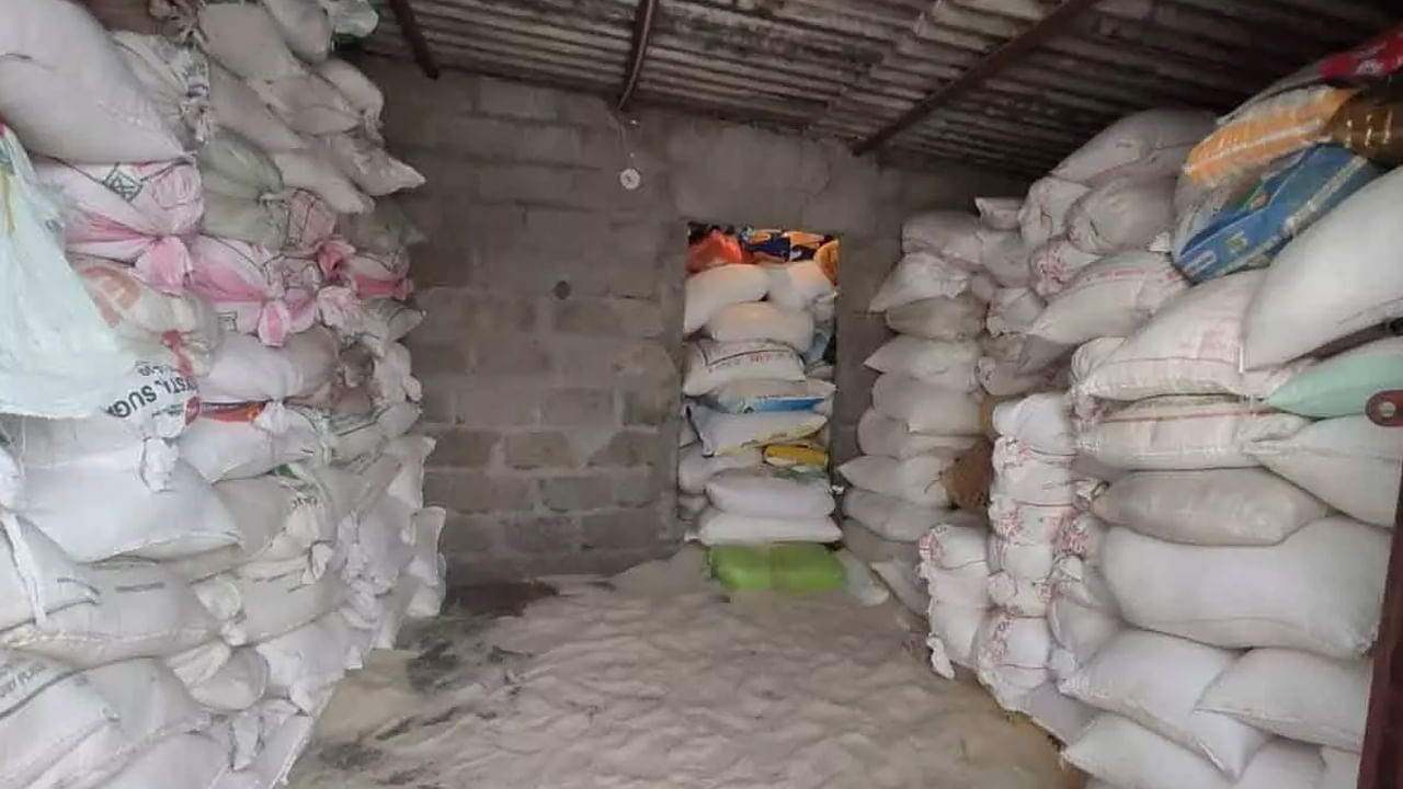 Kurnool: గోదాంలో రేషన్ బియ్యం బస్తాలు సీజ్.. కట్ చేస్తే.. తెల్లారి రెవెన్యూ అధికారులు లెక్కపెట్టగా..