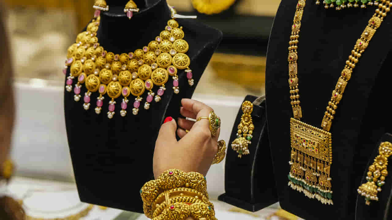 Gold Price Today: వామ్మో తగ్గేదేలే అంటున్న బంగారం ధరలు.. లక్షకు చేరువలో..