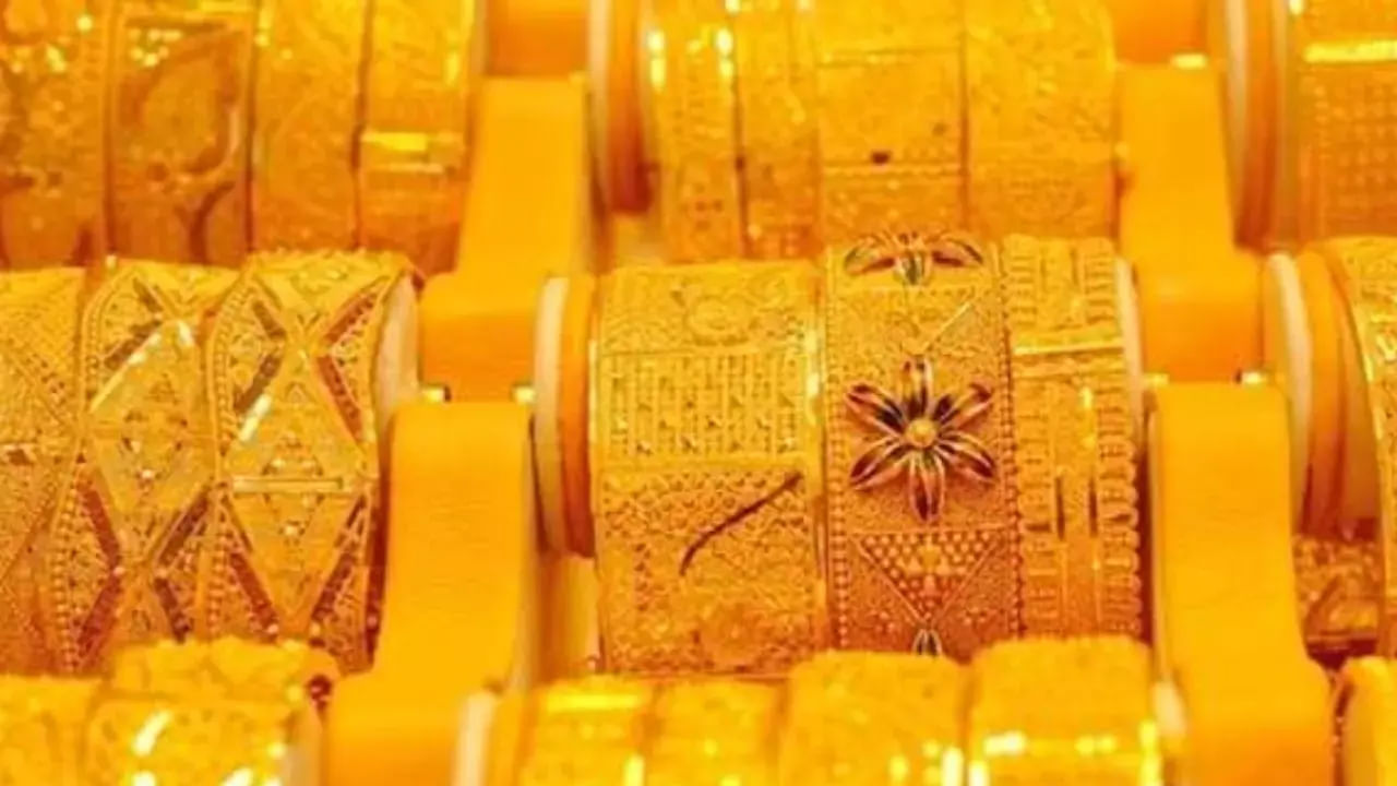 బంగారానికి ఉండే డిమాండ్ గురించి ప్రత్యేకంగా చెప్పాల్సిన పని లేదు. భారత దేశంలో దీనికి చాలా డిమాండ్ ఉంటుంది. ఎందుకంటే భారతాయ మహిళలు ఎక్కువగా బంగారాన్ని ఇష్టపడటమే కాకుండా వీరు బంగారు ఆభరణాలు ధరించడం కూడా తమ సాప్రదాయంలో ఒక భాగంగా భావిస్తారు. అదే విధంగా బంగారాన్ని తమ ఆస్తిగా కూడా భావిస్తారు. కష్టకాల సమయంలో ఇది వారికి చాలా ఉపయోగపడుతుంది అని వారి నమ్మిక. అందుకే మహిళలు ఎక్కువగా బంగారం కొనుగోలు చేయడానికి ఇష్టపడుతారు.