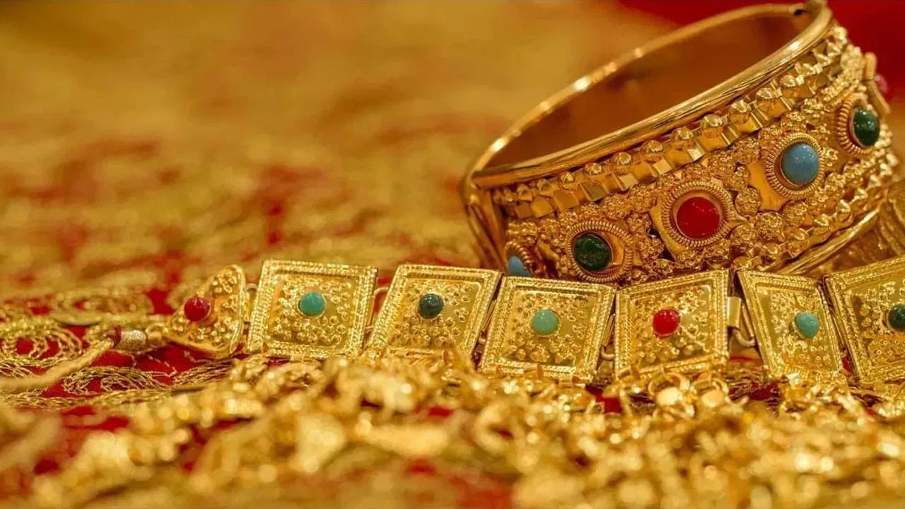 ఇంకొంత మంది అయితే బంగారం కొనుగోలు చేసి ఇంట్లో పెట్టుకుంటారు. కానీ ఇప్పుడు బంగార కొనుగోలు చేయాలంటే చుక్కలు చూడాల్సిన పరిస్థితులు ఎదురు అవుతున్నాయి. ఎందుకంటే ? రోజు రోజుకు పసిడి ధరలు పెరుగుతూ సామాన్యులకు చుక్కలు చూపిస్తున్నాయి. కాగా, నేడు మంగళ వారం మార్కెట్‌లో బంగారం ధరలు ఎలా  ఉన్నాయో ఒకసారి చూద్దాం.