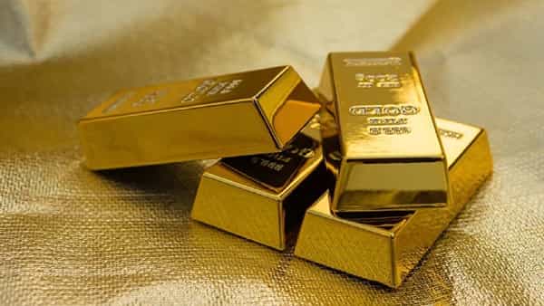 Gold Price: భారీగా పతనమవుతున్న బంగారం ధరలు.. తులంపై ఎంత తగ్గిందో తెలుసా..?