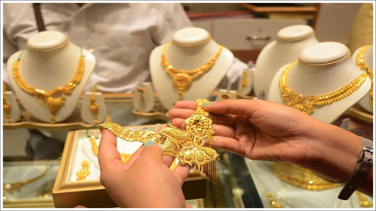 Gold Price Today: తగ్గుముఖం పడుతున్న బంగారం ధరలు.. తులం ధర ఎంత ఉందో తెలుసా..?
