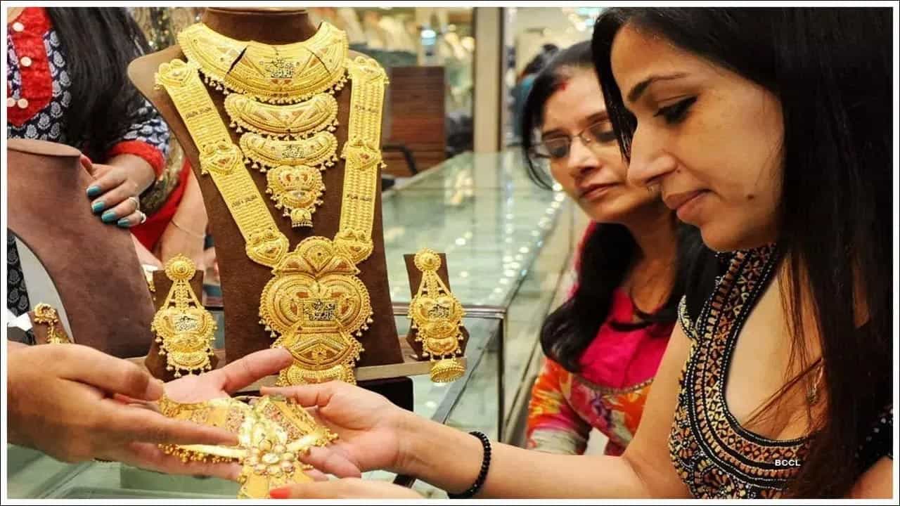 తెలుగు రాష్ట్రాల్లో బంగారం ధరలు మరోసారి భారీగా పెరిగాయి. గత కొద్ది రోజులుగా స్వల్పంగా తగ్గిన ఈ పసిడి ధరలు తాజాగా ఊహించని రీతిలో మళ్లీ ఎగబాకాయి. మార్కెట్‌లో ప్రస్తుతం బంగారం కొనాలంటేనే భయపడిపోతున్నారు. సామాన్యులకు సైతం అందని ద్రాక్షలా మారిపోయింది. హైదరాబాద్, విజయవాడ వంటి ప్రధాన నగరాల్లో బంగారం ధరలు లక్ష రూపాయలు దాటేశాయి.