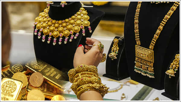 Gold Price Today: స్వల్పంగా తగ్గిన బంగారం, వెండి ధరలు.. హైదరాబాద్లో తులం ఎంతంటే..