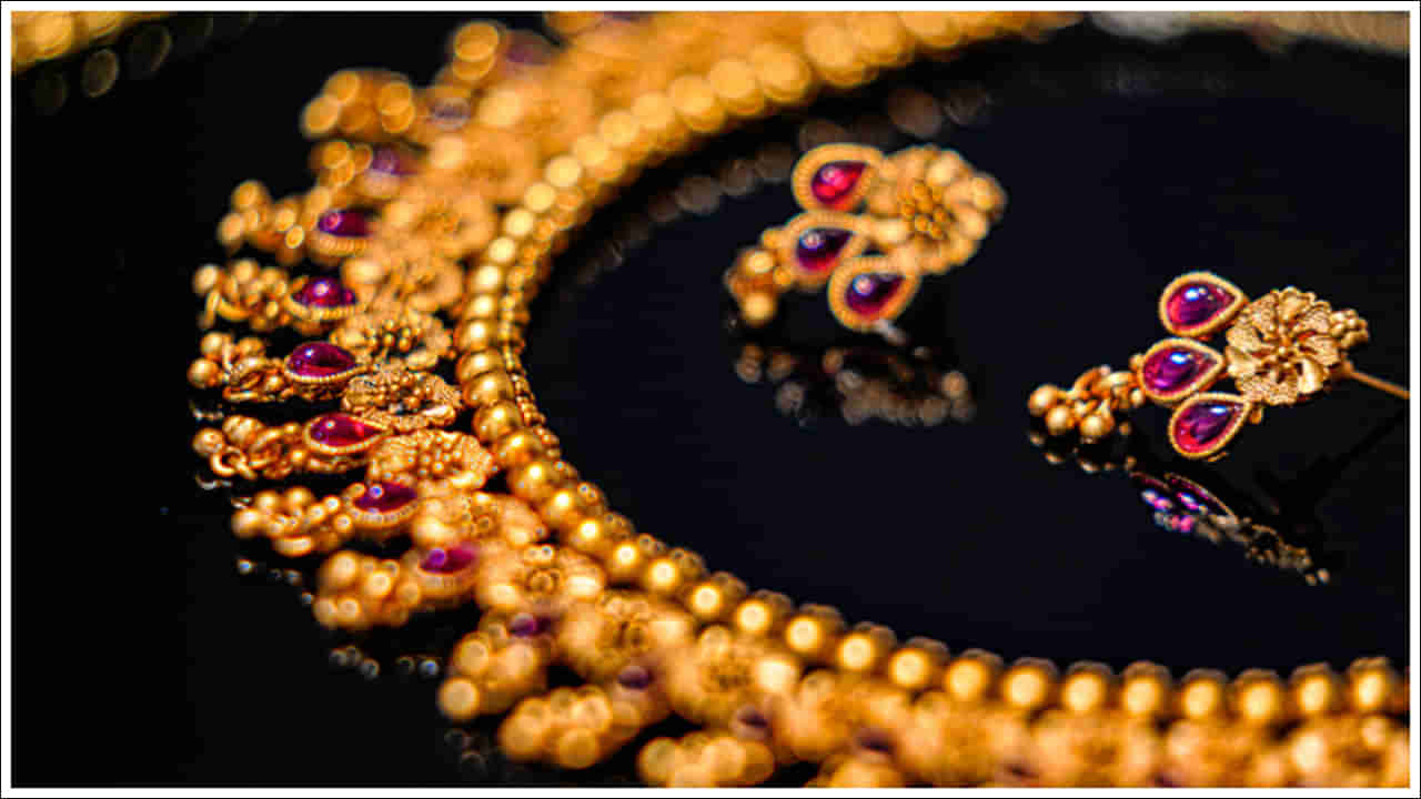 Gold Price: మహిళలకు అదిరిపోయే శుభవార్త.. భారీగా తగ్గిన బంగారం ధర