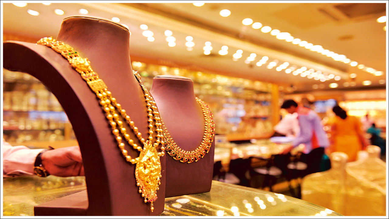 Gold Price Today: రికార్డ్‌ సృష్టిస్తున్న బంగారం ధరలు.. తులం ధర ఎంతో తెలిస్తే షాకవుతారు!