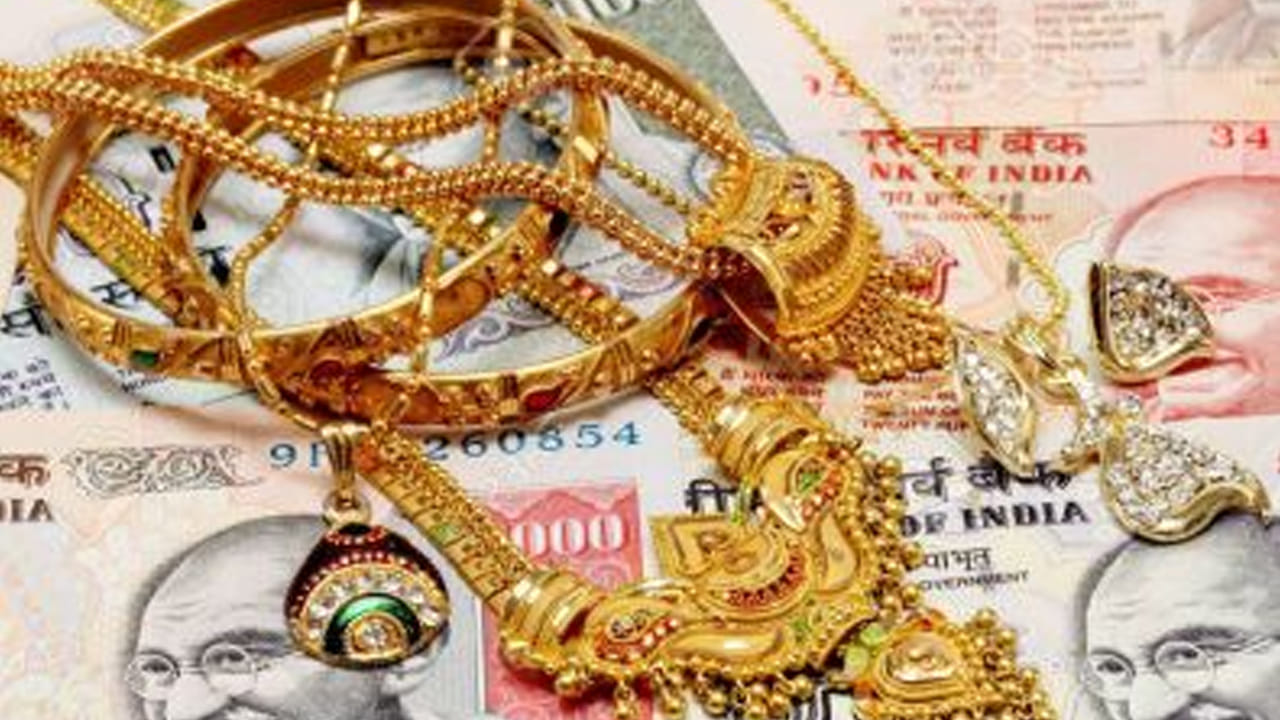 ప్రస్తుతం బంగారానికి ఉన్న డిమాండ్ గురించి ప్రత్యేకంగా చెప్పాల్సిన పని లేదు. తులం బంగారం ధర లక్షకు చేరువై, సామాన్యుల పాలిట శాపంగా మారిపోయింది. ఇక బంగారం అంటే ఎవ్వరికైనా సరే శుభకార్యాలే గుర్తుకువస్తాయి. చాలా మంది పండుగలకు, శుభకార్యాలకు బంగారం ధరిస్తుంటారు. కానీ ఈ మధ్య బంగారం బ్యాంకు లాకర్‌లో.. రోల్డ్ గోల్డ్ నగలు మహిళల ఒంటిపై దర్శనం ఇస్తున్నాయి. కానీ జ్యోతిష్య ప్రకారం కొన్ని రాశుల వారు బంగారం బ్యాంక్ లాకర్‌లో పెట్టడం కంటే, వారు ధరించడం వలన ఊహించని లాభాలు పొందుతారు అంటున్నారు పండితులు. కాగా, ఆ రాశుల వారు ఎవరో ఇప్పుడు చూద్దాం.