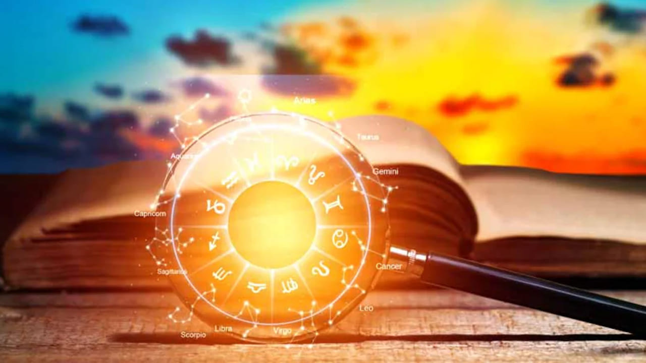 బంగారం అంటే ప్రతి అమ్మాయికి చాలా ఇష్టం ఉంటుంది. కొంత మంది ఎప్పుడూ బంగారం తన ఒంటిపై ఉండాలని కోరుకుంటారు. ఎందుకంటే బంగారం అనేది మహిళల అందాన్ని పెంచుతుంది. వారిలో మంచి కలను తీసుకొస్తుంది. అందుకే చాలా మంది బంగారం కొనుగోలు చేయడానికి, వాటిని ధరించడానికి ఎక్కువ ఇష్టపడుతారు. కానీ కొంత మంది మాత్ర సందర్భాన్ని బట్టి బంగారం ధరిస్తారు. కానీ ఈ మూడు రాశుల వారు మాత్రం తప్పకుండా ప్రతి రోజూ బంగారం ధరించాలంట. దాని వలన కోట్లలో డబ్బు సంపాదించే ఛాన్స్ ఉన్నదంట.