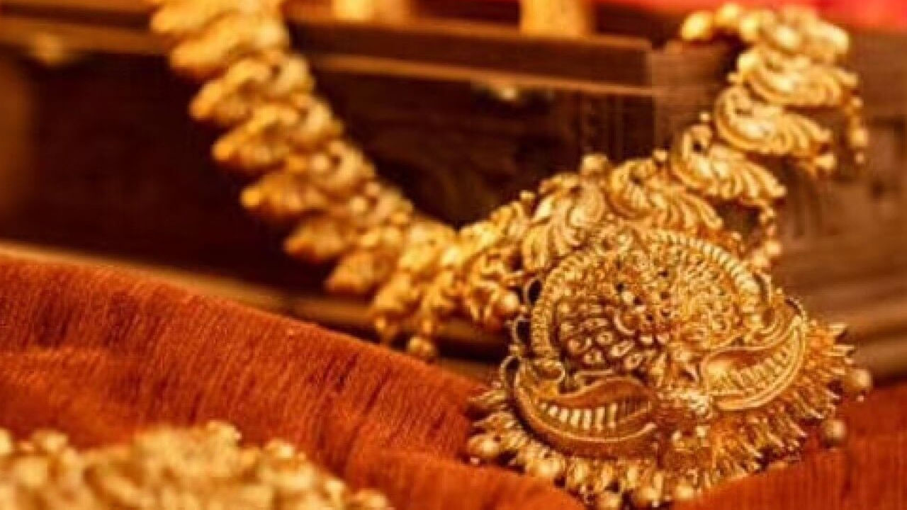 అందుకే పండితులు దీపావళి, అక్షయ తృతీయ వంటి పండుగల సమయంలో ప్రజలు బంగారాన్ని కొనుగోలు చేయడం చాలా శుభప్రదం అంటారు. అలాగే చాలా మంది ఈరోజుల్లో బంగారం, వెండిని కొనుగోలు చేస్తారు. అయితే ఇదే కాకుండా వారం రోజుల్లో బంగారాన్ని ఏరోజు కొటే కలిసి వస్తుందో ఇప్పుడు తెలుసుకుందాం. పండితులు, శాస్త్రాల ప్రకారం, బంగారం కొనడానికి గురు వారం లేదా, ఆది వారం చాలా మంచిదంట. ఎందుకంటే, బంగారం అనేది సూర్యుడు, బృహస్పతితో సంబంధం కలిగి ఉంటుంది.