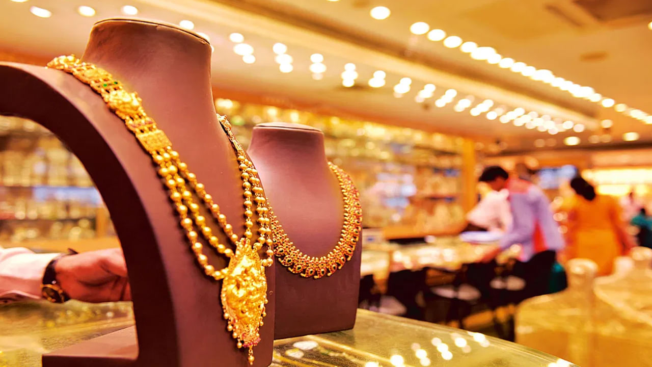 జూన్ 16 2025 సోమవారం (నిన్న)24 క్యారెట్ల 10 గ్రాముల బంగారం ధర రూ.101,510గా ఉండగా,నేడు రూ.10 తగ్గడంతో గోల్డ్ రేట్ రూ.101,500గా ఉంది. అలాగే 22 క్యారెట్ల 10 గ్రాముల బంగారం ధర నిన్న రూ.93,050గా ఉండగా, నేడు రూ.10 తగ్గడంతో గోల్డ్ రేట్ రూ.93,040గా ఉంది.