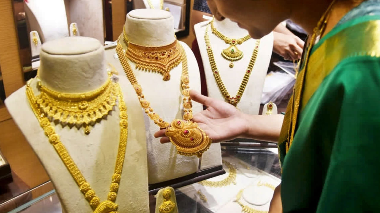 విజయవాడ, విశాఖపట్నంలో 24 క్యారెట్ల పసిడి ధర రూ.100,470 ఉంటే.. 22 క్యారెట్ల ధర రూ.92,090లుగా ఉంది. కిలో వెండి ధర రూ.1,20,000 లుగా ఉంది.వరంగల్ జిల్లాలో 24 క్యారెట్ల పసిడి ధర రూ.1100,470, 22 క్యారెట్ల ధర రూ.92,090లుగా ఉంది. మరోవైపు కిలో వెండి ధర రూ.1,20,000లుగా ఉంది.