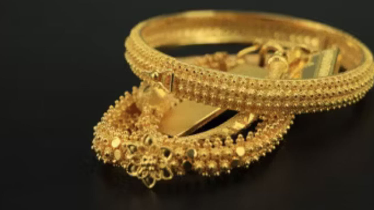 అందువలన ఈ రోజుల్లో బంగారం కొనడం వలన మీ జాతకం పై సానుకూల ప్రభావాన్ని చూపిస్తుంది. ముఖ్యంగా మీ జాతకంలోని గురు, సూర్య గ్రహాల స్థానాన్ని బలపరుస్తుంది అంటున్నారు పండితులు. అలాగే పుష్య నక్షత్రం కనిపించే రోజున బంగారం కొనడం కూడా చాలా  శుభప్రదం. ఈ నక్షత్రంలో బంగారం కొనడం వల్ల లక్ష్మీదేవి ఆశీస్సులు, ఇంట్లో శ్రేయస్సు వస్తుందని ప్రజల నమ్మకం.