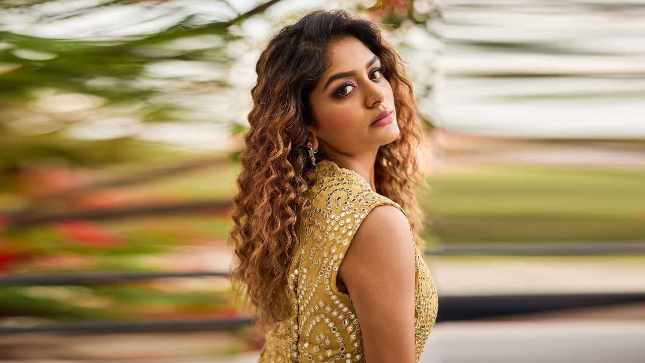  శ్రీరామచంద్ర యూనివర్సిటీలో మెడికల్ డిగ్రీ పూర్తి చేసింది ఈ ముద్దుగుమ్మ. గ్రాడ్యుయేషన్ తర్వాత ఆమె తన తల్లిదండ్రులకు కారణంగా నటన పట్ల ఇష్టాన్ని పెంచుకొని హీరోయిన్ గా  సినిమాల వైపు అడుగులు వేసింది. 