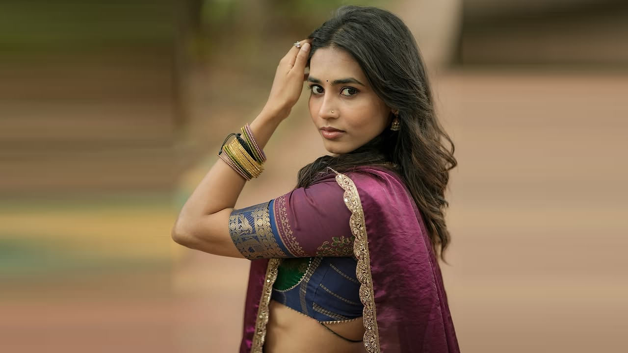 కాంతార సినిమాతో మంచి గుర్తింపు తెచ్చుకుంది అందాల భామ సప్తమీ గౌడ. కన్నడ భాషలో సినిమాలు చేసిన ఈ ముద్దుగుమ్మ కాంతారా సినిమాతో ఫెమస్ అయ్యింది. ఈ సినిమాలో డీ గ్లామర్ రోల్ లో నటించి మెప్పించింది.