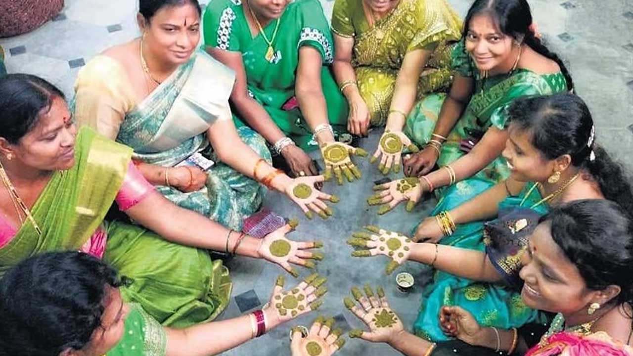 ఆషాడంలో గోరింటాకు పెట్టుకోవడం అనేది అమ్మమ్మల కాలం నుంచి వస్తున్న సంప్రదాయం. ఇక ఈ మాసంలో గోరింటాకు పెట్టుకోవడం వలన ఇది అమ్మాయిల అందాన్ని పెంచడమే కాకుండా, వారికి ఆరోగ్య పరంగా కూడా చాలా ప్రయోజనం ఉంటుంది అంటున్నారు ఆరోగ్య నిపుణులు.