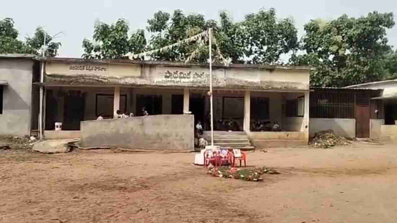 పాఠశాల తరగతి గదిలో నుంచి అదే పనిగా శబ్ధాలు.. తొంగి చూసేసరికి కెవ్వు కేక..!