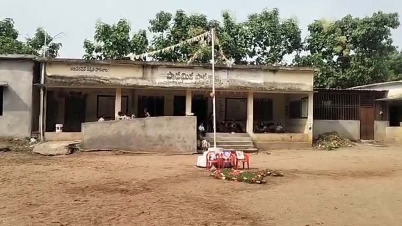 పాఠశాల తరగతి గదిలో నుంచి అదే పనిగా శబ్ధాలు.. తొంగి చూసేసరికి కెవ్వు కేక..!