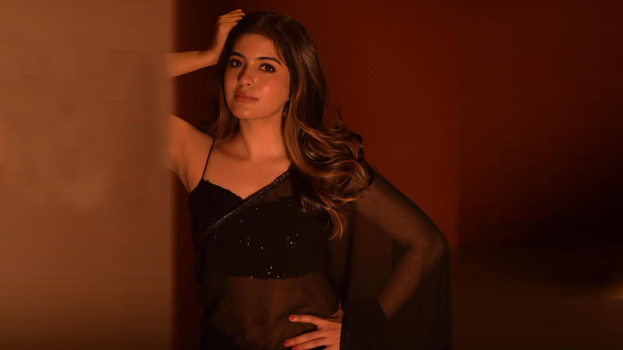 2014లో లింగా, తెనాలిరామన్; 2016లో పొక్కిరి రాజా, తేరి వంటి చిత్రాల్లో అనేక గుర్తింపు లేని పాత్రల్లో నటించింది ఈ అమ్మడు. 2018లో విజయ్ యేసుదాస్ సరసన పడైవీరన్  ప్రధాన నటిగా అరంగేట్రం చేసింది, అక్కడ ఆమె మలర్ పాత్రను పోషించింది.