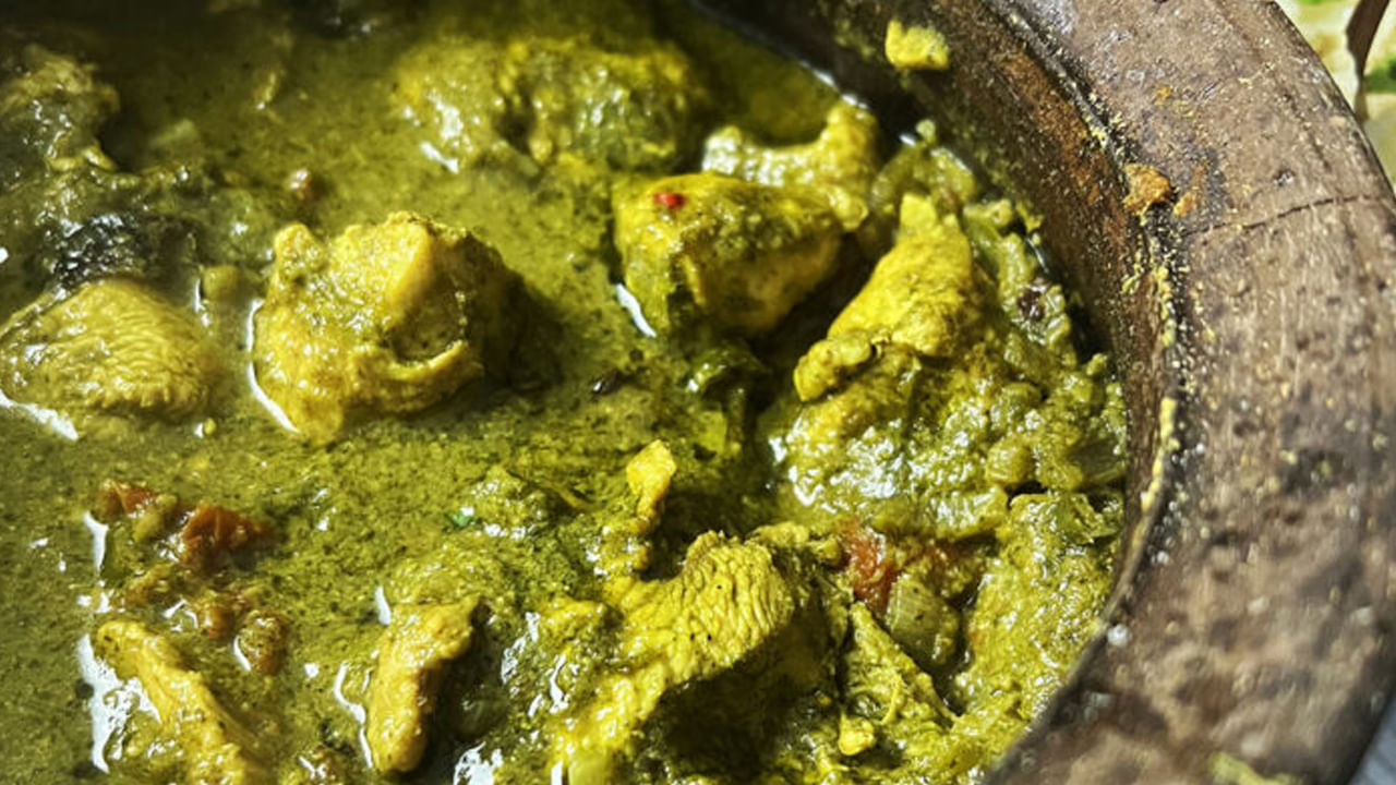 తర్వాత మూత ప్యాన్‌పై పెట్టి మీడియం ఫ్లెమ్‌లో మధ్య మధ్యలో కలుపుతూ 15 నిమిసాలు పాటు స్టౌవ్‌పై ఉడికించాలి. 15 నిమిషాల తర్వాత అందులో గరం మసాలా వేసుకోని ముక్క ఉడికిందో లేదో చూసుకొని అవసరం మేరకు ఉప్పును కలుపుకోవాలి.