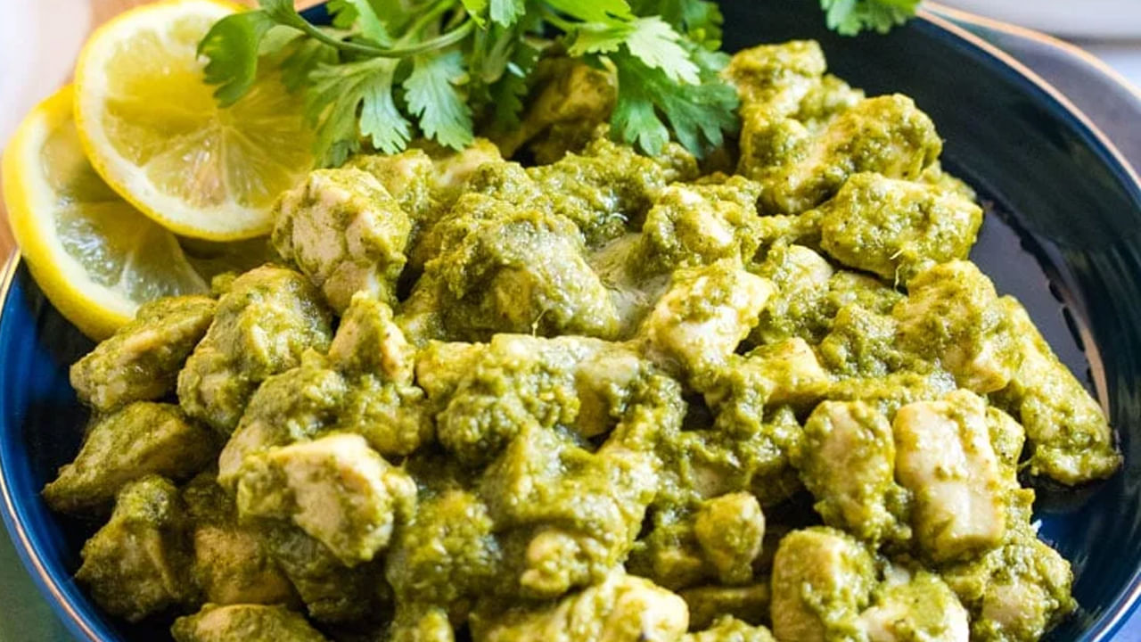 చికెన్‌, కొత్తమీర గుప్పెడ, వెల్లుల్లి, పచ్చిమిర్చి, పుదీనా, ఉల్లిపాయ, జీడిపప్పు, మిరియాల పొడి, పసుపు, పెరుగు, గరం మసాలా, నూనె గ్రీన్ చికెన్ తయారీకి కావాల్సిన పదార్థాలు. ముందుగా షాప్ నుంచి తెచ్చుకొని ఉంచుకోవాలి.