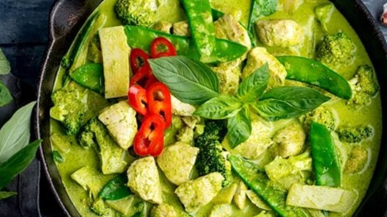 మళ్లీ కాసేపు సిమ్‌లో ఉడికించుకోవాలి. అంతే.. టేస్టీ టేస్టీ గ్రీన్‌ చికెన్‌ కర్రీ రడీ అయినట్లే. ఈ కర్రీ రైస్‌, చపాతీ, పరోటాతో రుచిగా ఉంటుంది. ఇది మీ ప్రియమైనవారికి, పిల్లలకి, కుటుంబ సబ్యులకు కచ్చితంగా నచ్చుతుంది. ఒక్కసారి ట్రై చెయ్యండి. 