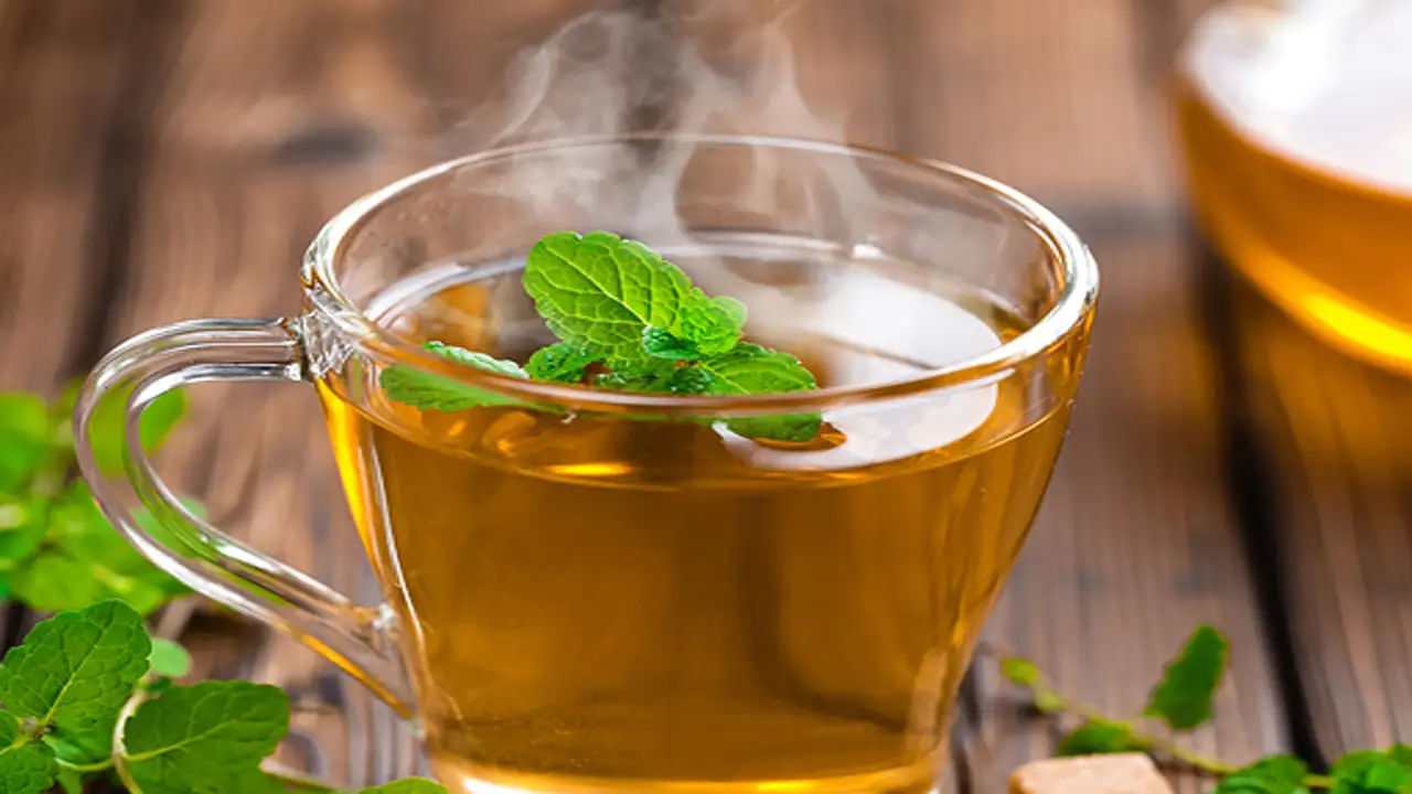 ఆరోగ్యమే మహాభాగ్యం అన్నారు పెద్దవారు. అందుకే ప్రతి ఒక్కరూ ఆరోగ్యకరమైన ఆహారం తీసుకొని మీ హెల్త్‌ను జాగ్రత్తగా కాపాడుకోవాలి అంటారు. ఇక ఆరోగ్యకరమైన ఆహారపదార్థాలు, డ్రింక్స్‌లో గ్రీన్ టీ కూడా ఒకటి. ఇది బరువు నియంత్రణకు చాలా దోహదం చేస్తుంది. కానీ చాలా మంది దీనిని ఉదయం తాగడానికే ఎక్కువ ఇంట్రెస్ట్ చూపుతారు. అయితే రాత్రి పడుకునే సమయంలో ఒక కప్పు గ్రీన్ టీ తాగడం వలన అనేక ప్రయోజనాలు ఉన్నాయంటున్నారు నిపుణులు. అంతే కాకుండా ఇది నిద్రనాణ్యతను కూడా మెరుగుపరుస్తుందంట.