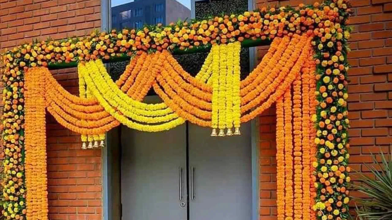 ముఖ్యంగా కొత్తగా ఇల్లు నిర్మించుకునే సమయంలో లేదా, కొత్త ఇంట్లోకి గృహ ప్రవేశం చేయబోతున్న సమయంలో చాలా జాగ్రత్తగా వాస్తు నియమాలు పాటించాలంట. లేకపోతే మీరు చేసే ఈ చిన్న తప్పులే భవిష్యత్తులో మీ ఇంటి ఆనందాన్ని, శ్రేయస్సును దూరం చేసే అవకాశం ఉండటమే కాకుండా, అనేక ఆర్థిక సమస్యలు ఎదుర్కోవాల్సి వస్తుందంట. అందుకే అసలు గృహ ప్రవేశం చేస్తున్నప్పుడు ఎలాంటి తప్పులు చేయకూడదో ఇప్పుడు తెలుసుకుందాం.