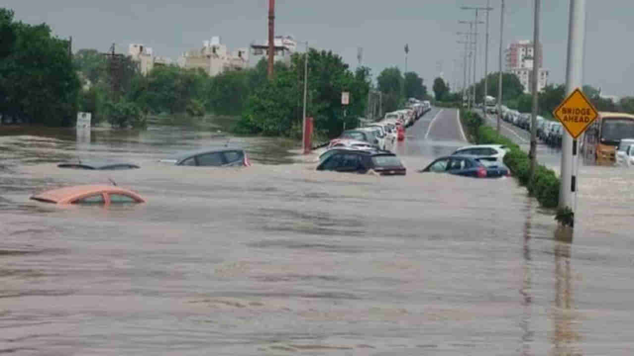 Heavy Rains: పలు రాష్ట్రాల్లో వరుణ బీభత్సం.. వరదలతో కొట్టుకుపోతున్న బైకులు, ఆటోలు