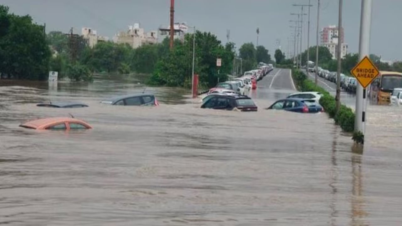 Heavy Rains: పలు రాష్ట్రాల్లో వరుణ బీభత్సం.. వరదలతో కొట్టుకుపోతున్న బైకులు, ఆటోలు