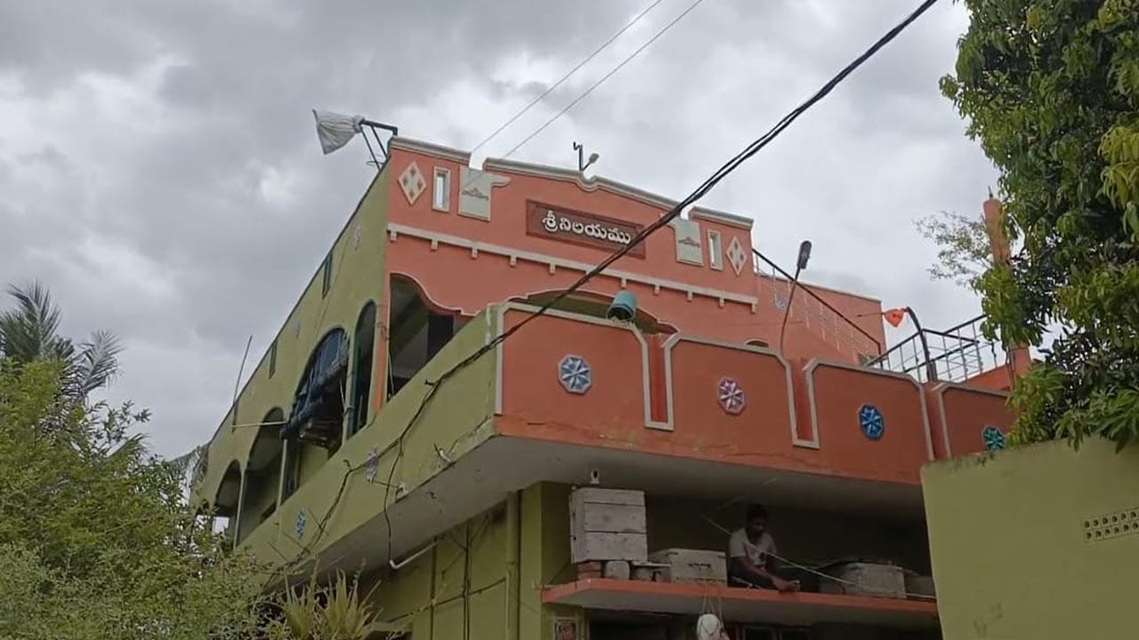 Andhra News: ఇంట్లోకి వచ్చివెళ్లిన ముగ్గురు వ్యక్తులు.. కాసేపటికే వెలుగు చూసిన దారుణం.. అసలు ఏం జరిగింది!