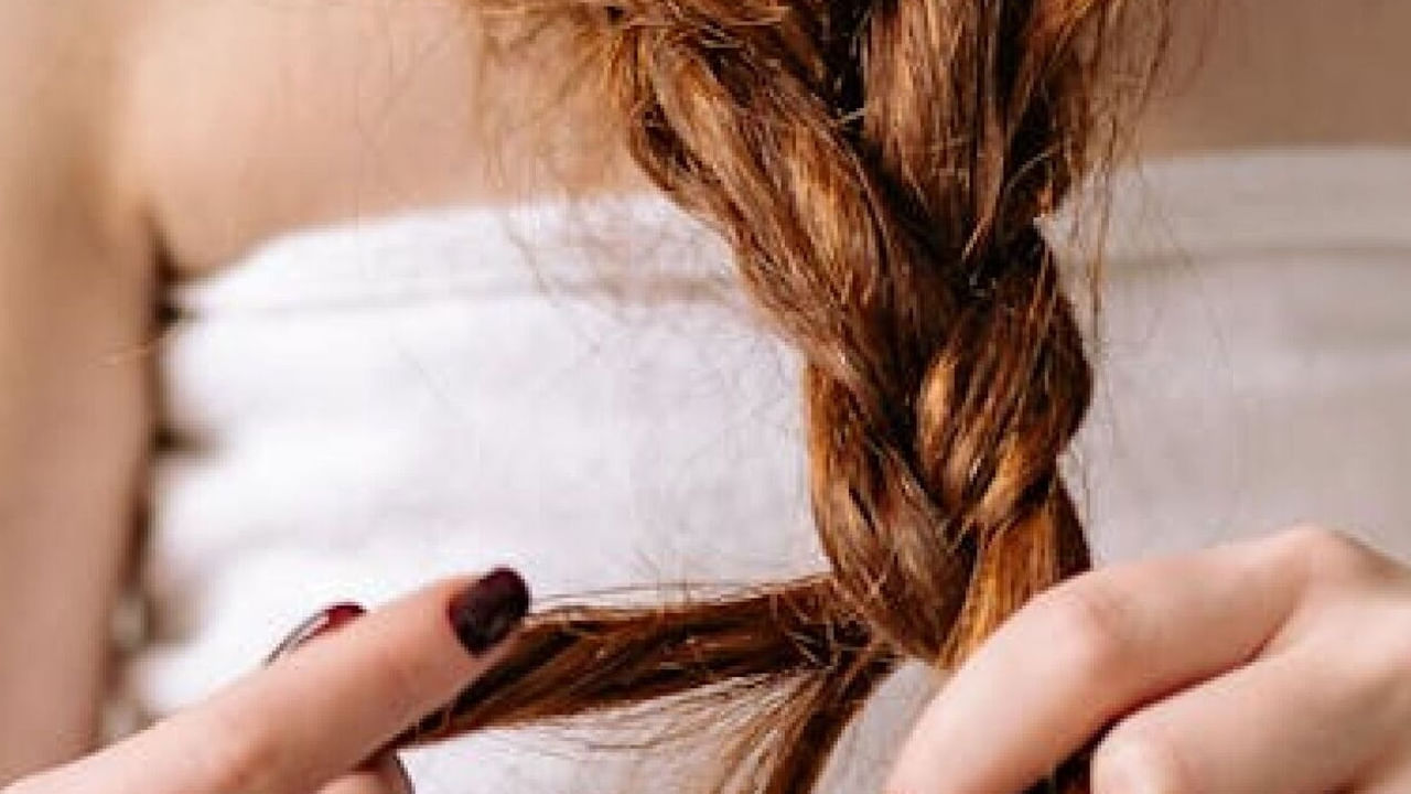 ఏ అమ్మాయికైనా సరే జుట్టు అందం. పొడువు జుట్టుగల అమ్మాయి మరింత అందంగా కనిపిస్తుంటుంది. అందుకే చాలా మంది జుట్టు ఎక్కువగా ఉన్న అమ్మాయిలను వివాహం చేసుకోవడానికి ఎక్కువ ఇష్టపడుతుంటారు. ఒకప్పుడు పొడవైన కురులతో అందంగా జడవేసుకొని చూడటానికి చాలా అందంగా కనిపించే వారు అమ్మాయిలు. కానీ ఇప్పుడు ట్రెండ్ మారిందంటూ జుట్టును వివిధ రకాలుగా స్టైల్ చేయడం, షైన్ చేయడం జరుగుతుంది. ఇక కొంత మంది అయితే ఎప్పుడూ విరబోసుకొనే ఉంటున్నారు. జుట్టు వదిలి వేయకూడదు, జడ వేసుకోవాలని పెద్ద వారు చెప్పినప్పటికీ చాలా మంది వదిలేస్తున్నారు. అయితే జుట్టు విరబోయడం కన్నా జడ వేసుకుంటే బోలెడు ప్రయోజనాలు ఉన్నాయంట. అవి ఏవో ఇప్పుడు చూద్దాం.