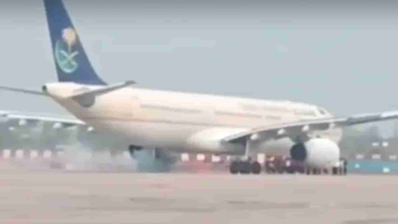 250 మంది ప్రయాణికులతో వెళ్తున్న విమానం చక్రం నుండి పొగ, నిప్పురవ్వలు.. ల్యాండ్‌ అవ్వగానే..