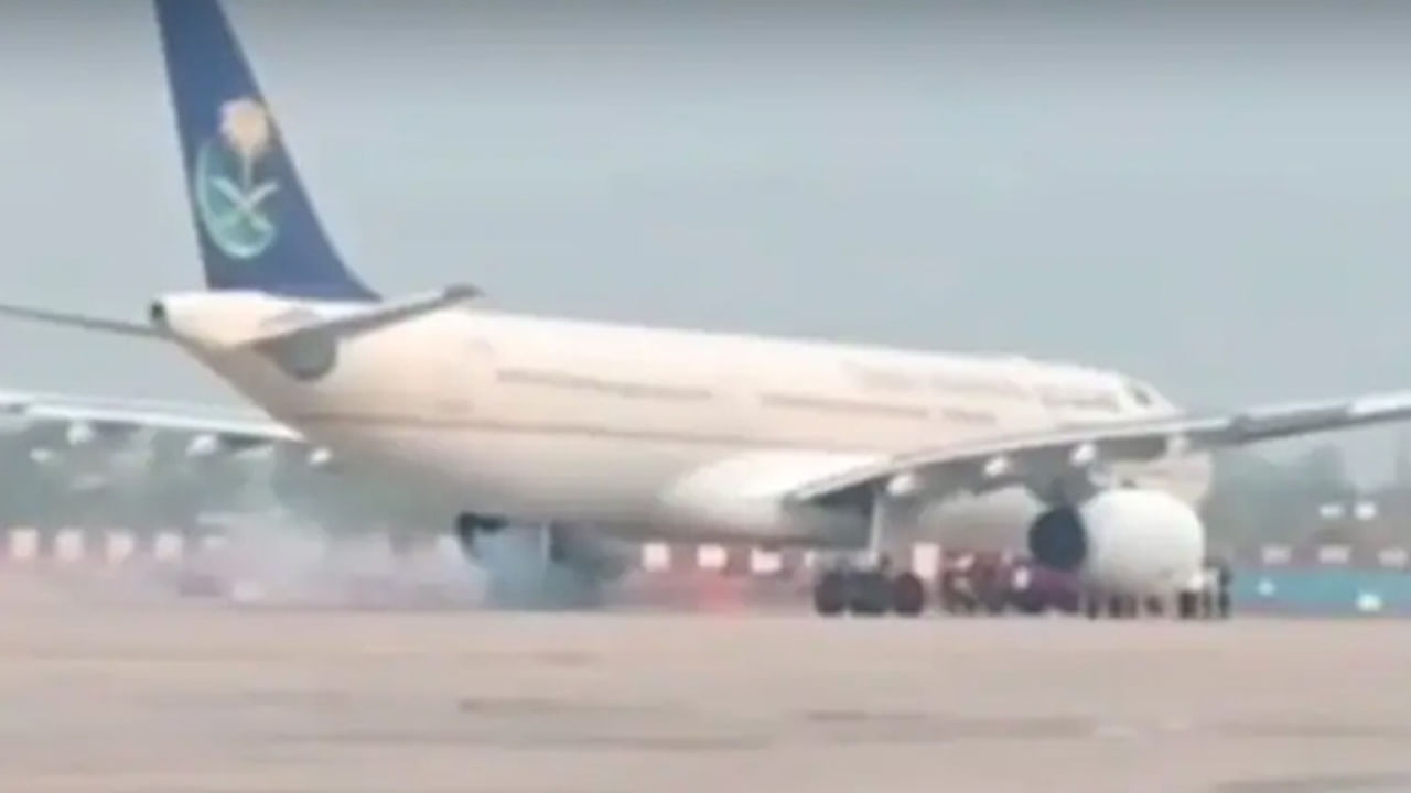 250 మంది ప్రయాణికులతో వెళ్తున్న విమానం చక్రం నుండి పొగ, నిప్పురవ్వలు.. ల్యాండ్‌ అవ్వగానే..