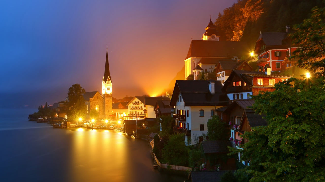 హాల్‌స్టాట్, ఆస్ట్రియా: ప్రశాంతమైన ఆల్పైన్ సరస్సులో ప్రతిబింబించే ఈ చిన్న సరస్సు ఒడ్డున ఉన్న గ్రామం. ఇది రాత్రిపూట మృదువుగా ప్రకాశిస్తుంది. ఎత్తైన పర్వతాలు, ప్రశాంతమైన నిశ్శబ్దంతో చుట్టుముట్టబడి ఉంది. కలలాంటి సాయంత్రం విహారయాత్రకు ఇది సరైనది.