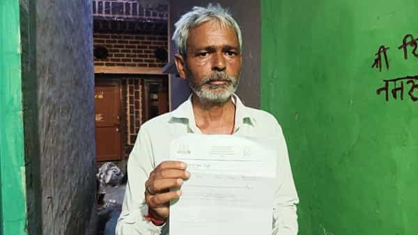 చేసేదీ కూలీ పని, ఉన్నది 40 గజాల ఇల్లు.. రూ. కోట్లు టాక్స్ కట్టాలంటూ ఐటీ నోటీసులు..!