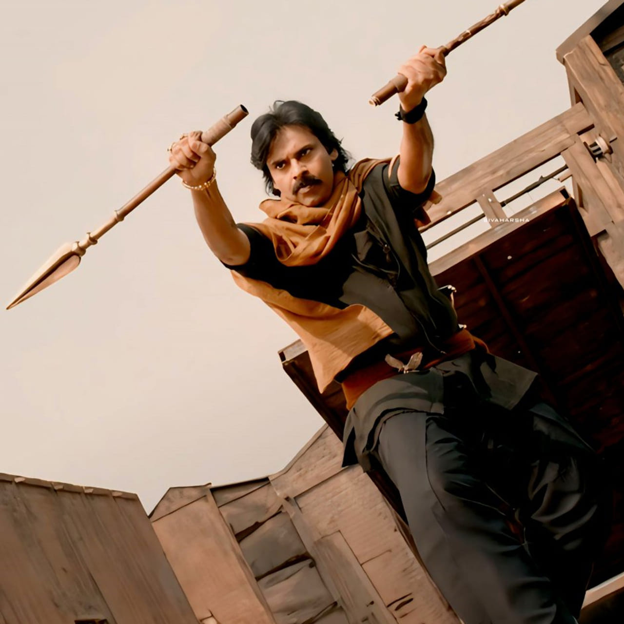 ఈ రోజుల్లో ఓ పాన్ ఇండియన్ సినిమా విడుదలవుతుందంటే.. కనీసం 2 నెలల ముందు నుంచే ప్రమోషన్స్ మొదలవుతాయి. కానీ ఇక్కడ హరిహర వీరమల్లు విషయంలో సీన్ రివర్స్‌లో జరుగుతుంది. 