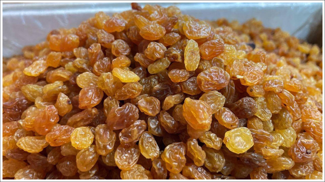 ఎండుద్రాక్షలో విటమిన్ సి, పాలీఫెనాల్స్ వంటి యాంటీఆక్సిడెంట్లు ఉంటాయి. ఇవి ఫ్రీ రాడికల్స్‌తో పోరాడి కొల్లాజెన్‌ను నిర్మించడంలో సహాయపడతాయి. ఈ పండు స్కిన్ టోన్, ఆకృతిని మెరుగుపరచడంలో సహాయపడుతుంది.