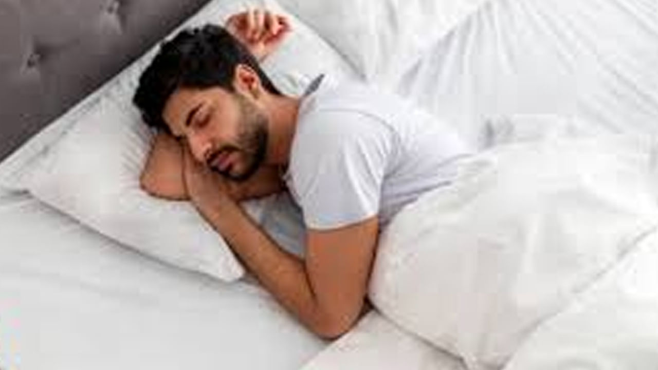 నాణ్యమైన నిద్ర: సంపూర్ణ ఆరోగ్యానికి నాణ్యమైన నిద్ర కూడా ఒక మంఛి మెడిసిన్. నిద్ర లేమి వలన రోగనిరోధక శక్తి తగ్గడం , బరువు పెరగడం నుంచి మానసికంగా పొగమంచు, అధిక వ్యాధి ప్రమాదం వరకు ప్రతిదానితోనూ ముడిపడి ఉంటుంది. కనుక ప్రతి రాత్రి 7 నుంచి 9 గంటల పాటు ప్రశాంతంగా, నిరంతరాయంగా, గాఢంగా నిద్రపోవాలి. ఇంకా చెప్పాలంటే.. ఆరోగ్యకరమైన అలవాట్లలో నిద్ర కూడా ఒకటి. తినే ఆహారం లేదా వ్యాయామ నియమావళి వలె నిద్రను కూడా తీవ్రంగా పరిగణించండి.
