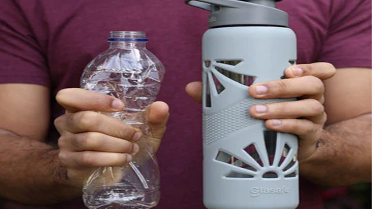 ప్లాస్టిక్‌ వద్దు గాజు ముద్దు: ముఖ్యంగా తినే ఆహారం, పానీయాలను నిల్వ చేయడానికి ఆధునికత పేరుతో ప్లాస్టిక్‌లు BPA, థాలేట్‌ల వంటి హార్మోన్ అంతరాయం కలిగించే రసాయనాలను విడుదల చేస్తాయని అంటారు. కాలక్రమేణా క్రమం తప్పకుండా వీటికి గురికావడం వల్ల, ఇవి సంతానోత్పత్తి సమస్యలు, జీవక్రియ అంతరాయం, క్యాన్సర్‌తో కూడా సంబంధం కలిగి ఉంటాయి. గాజు లేదా స్టెయిన్‌లెస్-స్టీల్ కంటైనర్‌లను ఉపయోగించడం అనేది శరీరంలో విష భారాన్ని తగ్గించడానికి సరళమైన..ప్రభావవంతమైన మార్గం.
