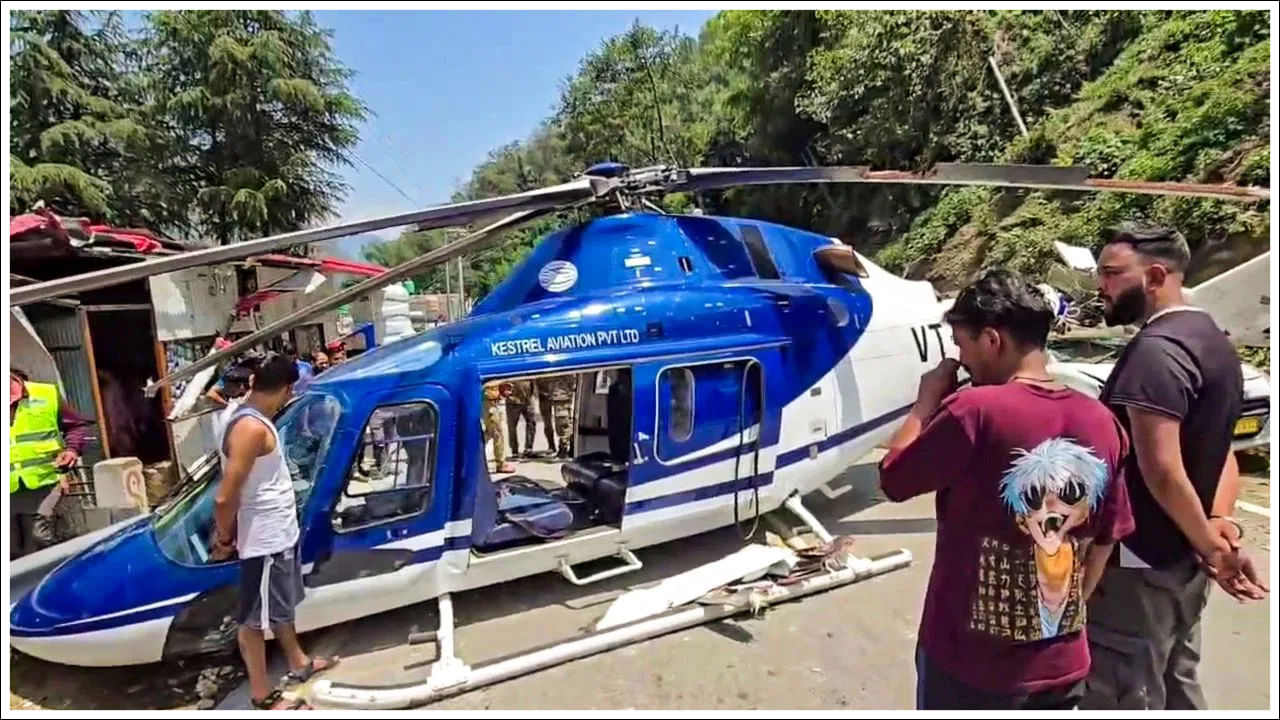 Helicopter Pilot Salary: హెలికాప్టర్ పైలట్ కావడానికి, గుర్తింపు పొందిన ఫ్లయింగ్ శిక్షణా సంస్థ (ఫ్లయింగ్ స్కూల్) నుండి కమర్షియల్ హెలికాప్టర్ పైలట్ లైసెన్స్ (CHPL) పొందడం అవసరం.