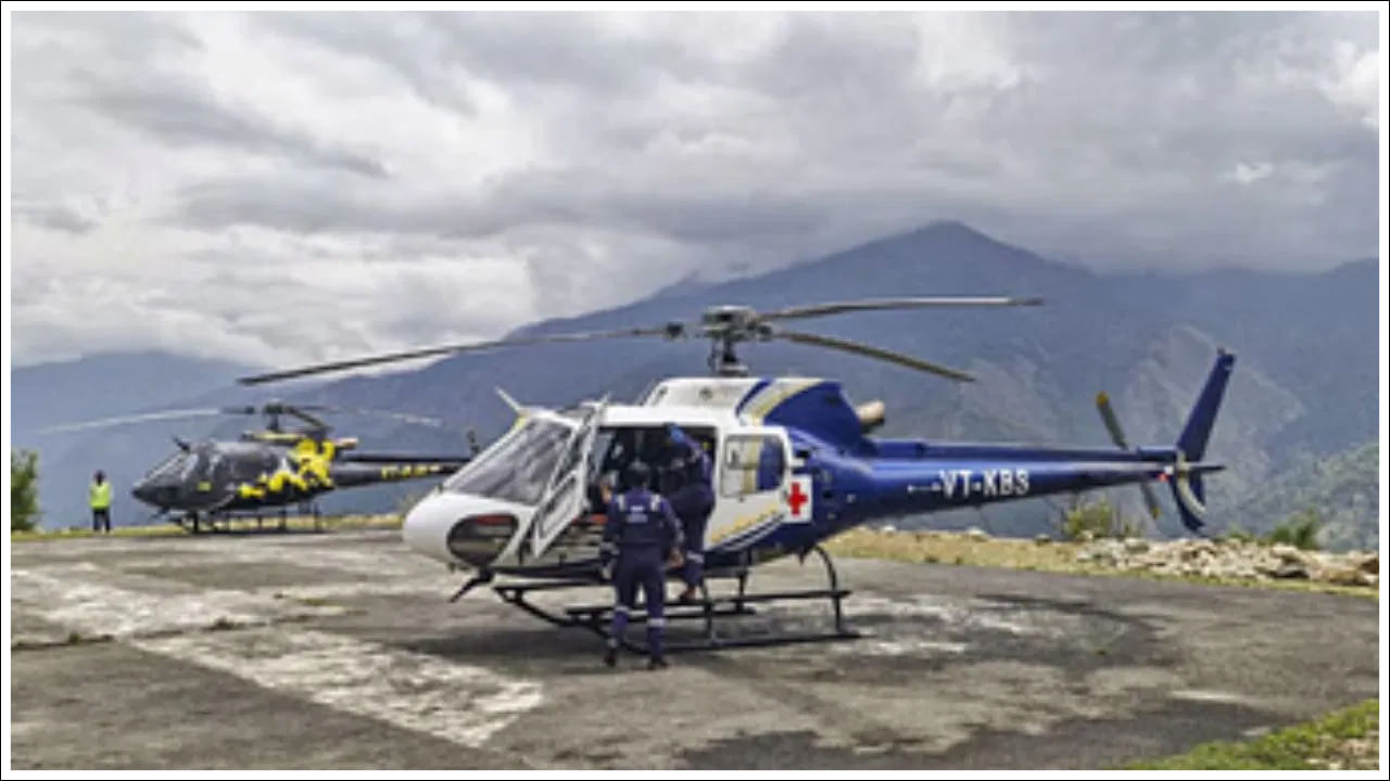 హెలికాప్టర్ పైలట్ జీతం అతని అనుభవం, శిక్షణ, కంపెనీ, విమాన రకం (ఉదా. చార్టర్ సర్వీస్, రెస్క్యూ ఆపరేషన్, కార్పొరేట్ ఫ్లైట్ లేదా ప్రభుత్వానికి సంబంధించినది) పై ఆధారపడి ఉంటుంది.