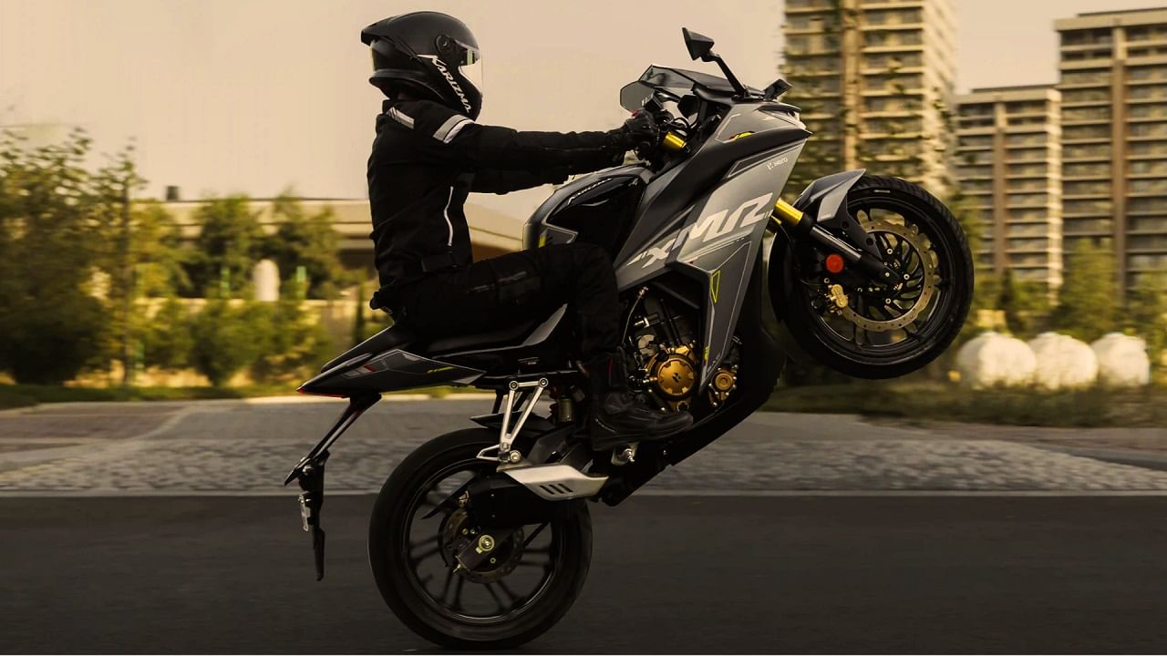 హీరో కరిజ్మా ఎక్స్ఎంఆర్ బైక్ రూ 1.81 లక్షల ధరతో అందుబాటులో ఉంటుంది. 4.2 అంగుళాల ఫుల్ కలర్  టీఎఫ్‌టీ ఇన్స్ట్రుమెంట్ క్లస్టర్‌తో పాటు హీరో కనెక్ట్ యాప్ ద్వారా బ్లూటూత్ కనెక్టివిటీ అందుబాటులో ఉంది. అందువల్ల కాల్స్, ఎస్ఎంఎస్ అలర్ట్స్, మ్యూజిక్ కంట్రోల్, ఫోన్ బ్యాటరీ స్టేటస్‌ను తెలుసుకోవచ్చు. క్లస్టర్ రియల్-టైమ్ ఇంధన సామర్థ్యం, గేర్ షిఫ్ట్లు, తక్కువ-ఇంధన హెచ్చరికలు, యాంబియంట్ లైట్ సర్దుబాట్లను కూడా ప్రదర్శిస్తుంది. ఈ బైక్ 124.7 సీసీ సింగిల్-సిలిండర్, లిక్విడ్-కూల్డ్ ఇంజిన్‌తో రైడర్లకు కొత్త అనుభూతిని ఇస్తుంది. 