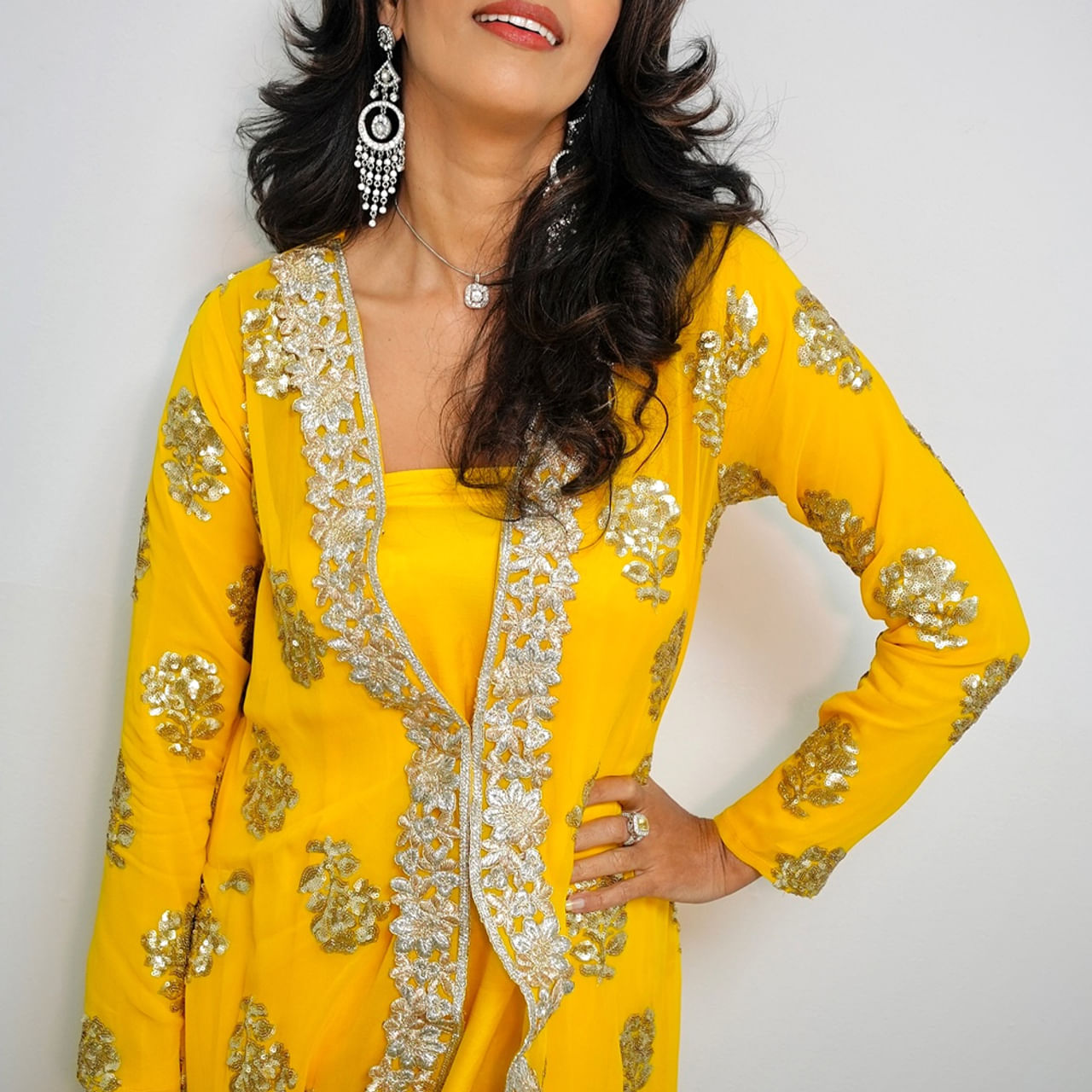 సినిమా ఇండస్ట్రీలో చాలా మంది హీరోయిన్స్ కెరీర్ బిగినింగ్ లో రకరకాల పనులు చేసే వారు. కొంతమంది సేల్స్ గర్ల్స్ గ మరికొంతమంది కాల్ సెంటర్స్ లో కూడా పని చేశారు. మరికొంతమంది సాఫ్ట్ వేర్ ఇంజనీర్స్ ఉన్నారు. అలాగే డాక్టర్స్ కూడా ఉన్నారు. అదృష్టం కలిసొచ్చి హీరోయిన్స్ గా మారి సినిమాలు చేస్తూ ప్రేక్షకులను అలరిస్తున్నారు కొంతమంది ముద్దుగుమ్మలు అలాంటి వారిలో ఈ బ్యూటీ ఒకరు