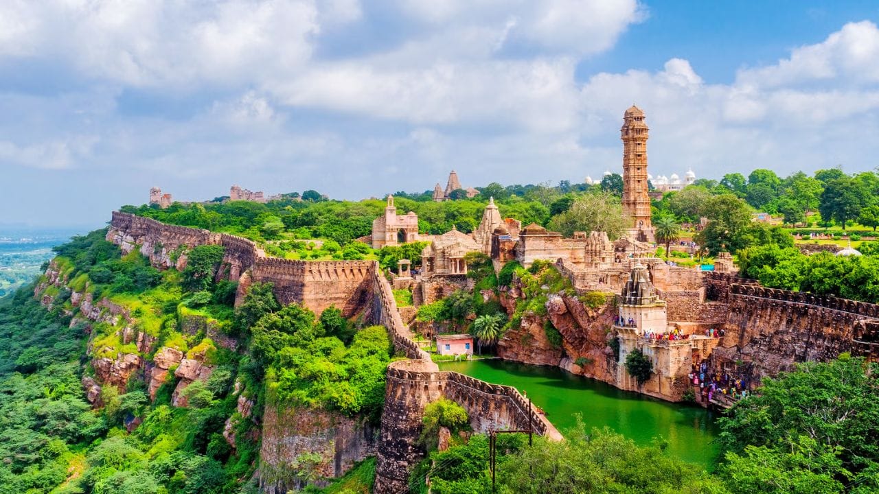 రన్‌ థాంబోర్ (Ranthambore), చిత్తోర్గఢ్ (Chittorgarh), కుంభల్‌ ఘఢ్ (Kumbhalgarh) రాజస్థాన్ హిల్ ఫోర్ట్స్.. రాజస్థాన్ అంటే ఎండగా ఉంటుంది అనుకుంటాం.. కానీ వర్షాకాలంలో ఈ ప్రాంతం వింతగా మారిపోతుంది. కొండలపై ఉన్న కోటలు.. రణ్‌థంబోర్, కుంబల్గఢ్  ఆకాశాన్ని తాకేలా పొగమంచులో తేలియాడుతూ కనిపిస్తాయి. చుట్టూ ఉన్న కొండలు పచ్చగా మారతాయి. వానలో నాట్యం చేస్తున్న నెమళ్లు, నీటితో నిండిన చెరువులు ఈ కోటలకు కొత్త అందాన్ని ఇస్తాయి.