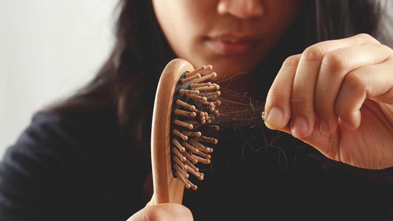 Hair Loss: చీటికి మాటికి జుట్టు విపరీతంగా రాలుతుందా? ఈ సింపుల్‌ చిట్కా ట్రై చేయండి..